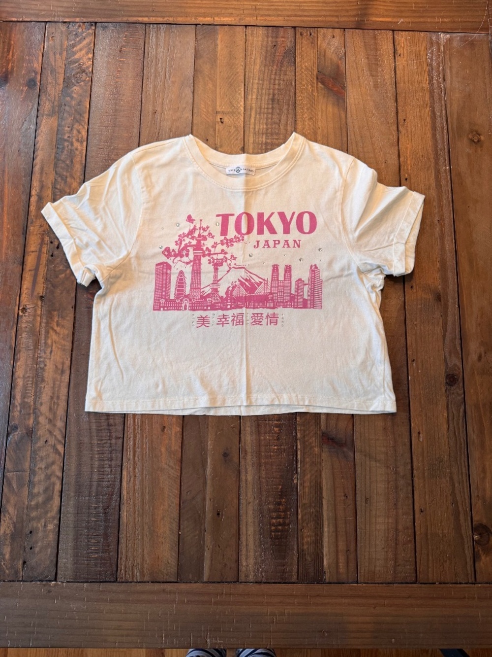 Love Peace & Lazy Days Cropped Tokyo Japan Skyline Tee. Size Small. Cotton
